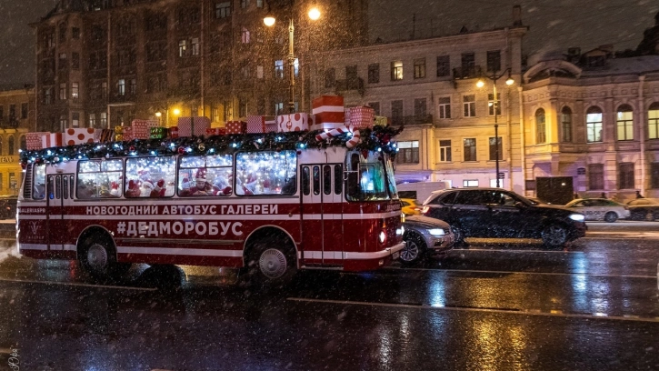 Новогодний "ДедМоробус" начнет курсировать в Петербурге с 21 декабря 