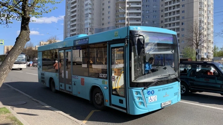 Очередной "лазурный" автобус стал причиной многокилометровой пробки в Петербурге