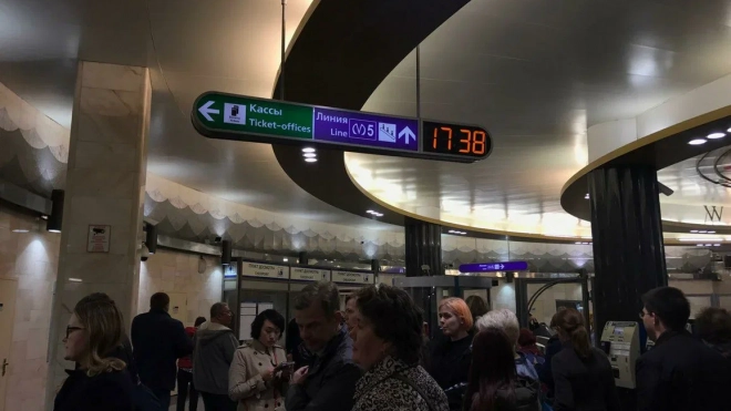 Первые в стране хоккейные поезда запустили в петербургском метро