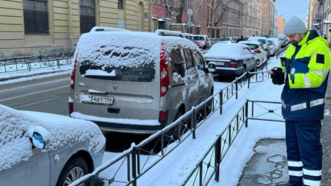 За март на платных парковках в Петербурге выявили около 63 тыс. авто с закрытыми номерами