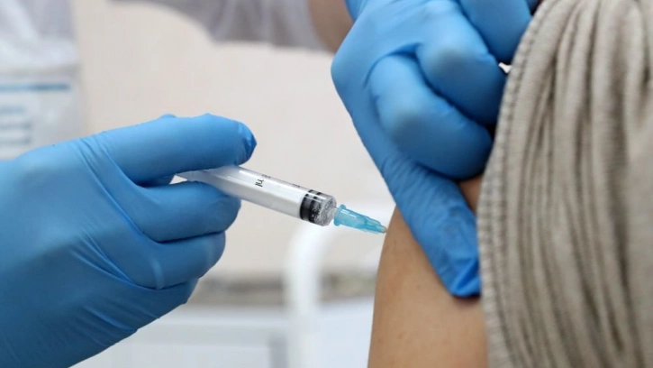 Прививки с новой вакциной начали делать в трех районах Петербурга