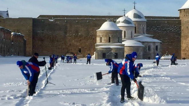Волонтеры Ленобласти помогают региональным музеям бороться со снегом