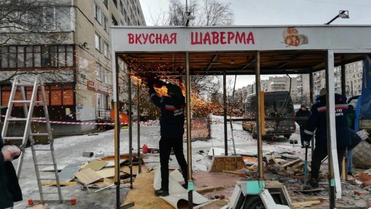 В Петербурге очистили более 400 "квадратов" земли от незаконных торговых павильонов 