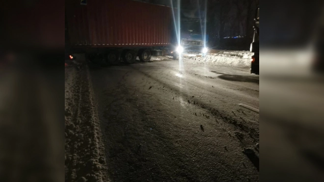Две фуры перекрыли Московское шоссе в Петербурге