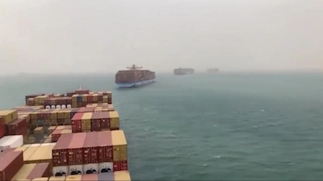 В Суэцкий канал следуют два буксира на помощь застрявшему контейнеровозу