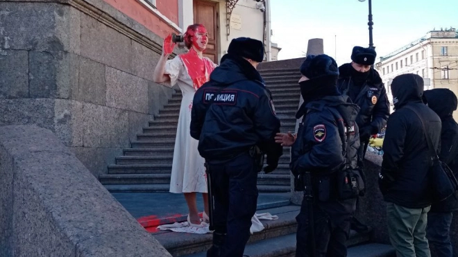 В Петербурге полиция задержала активистку, облившую себя красной краской