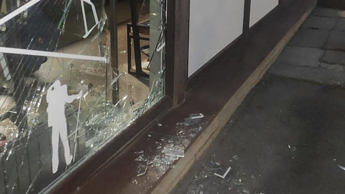 На Заневском неизвестный разбил витрину магазина туристического снаряжения и был пойман Росгвардией