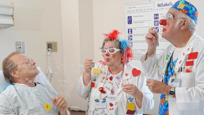 "Больничные" клоуны в России: анкета Piter.tv о профессии и поддержке