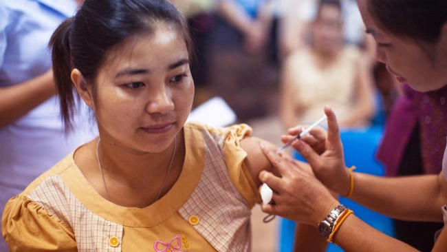 В Китае более 1,1 млрд человек прошли полный цикл вакцинации от COVID-19