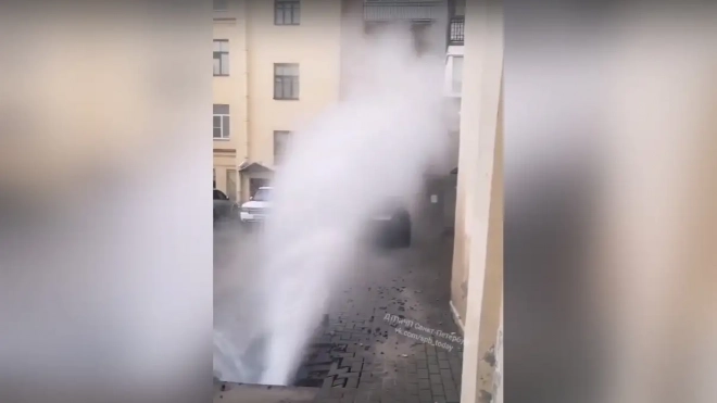 На Подольской улице прорвало трубу