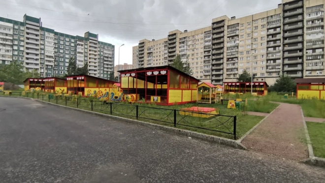 Подозрительного мужчину с винтовкой заметили у детского сада в Петербурге