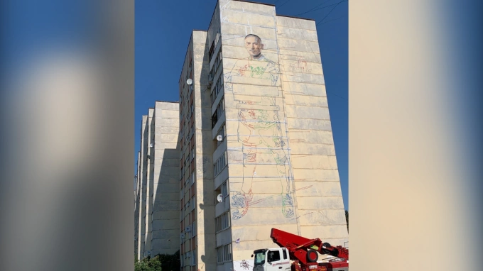 На доме в Кингисеппе нарисовали гигантский портрет футболиста Ионова