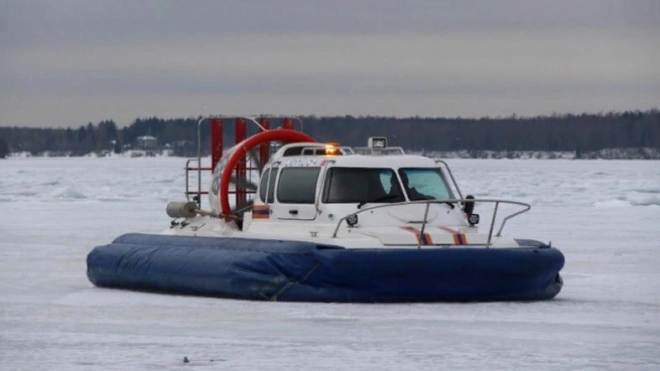 В Ленобласти оторвалась льдина с 15 рыбаками