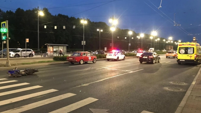 В аварии на Московском проспекте тяжело пострадал байкер