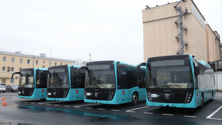 Новые экологичные автобусы пополнили парк на Хрустальной улице 