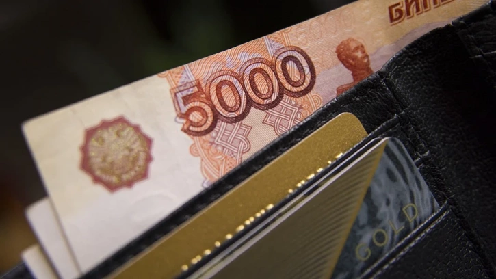 Власти Петербурга считают средней зарплату в 73 тысячи рублей