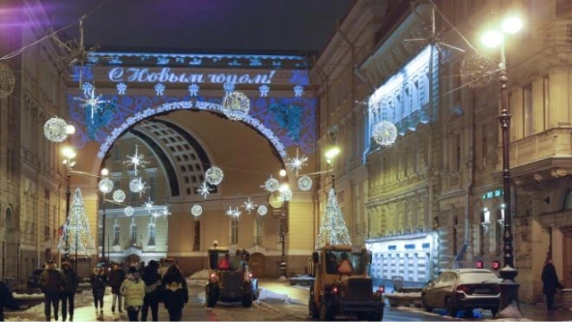 Петербург потратит 33,5 млн рублей на новогодние украшения для фонарей