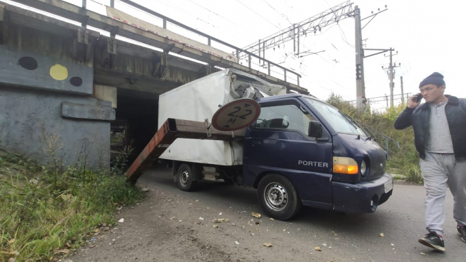 Петербург пополнил счет фургонов, застрявших под мостом