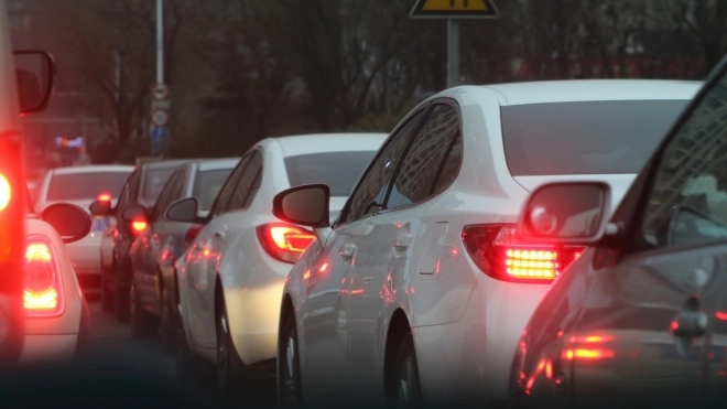 Восьмибалльные пробки сковали дороги в Петербурге утром 16 января