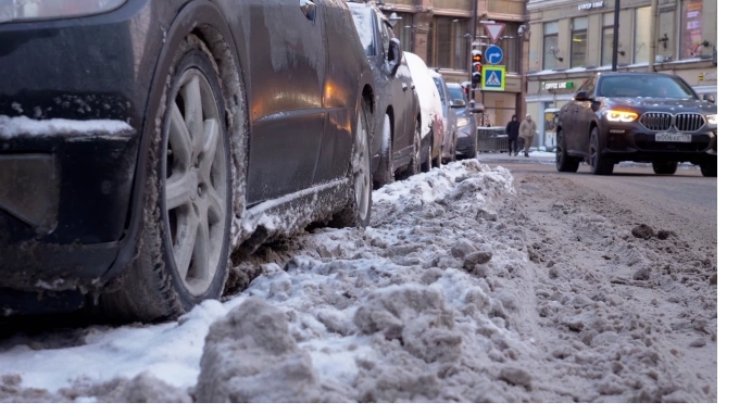 В Петербурге коммунальщики к Рождеству очищают от снега улицы 