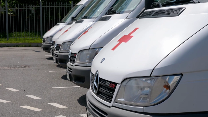 Гатчинская больница получила новые автомобили скорой помощи 