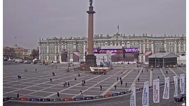 На Дворцовой площади заканчивают монтировать сцену для бесплатного концерта