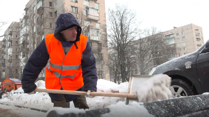 Уборка снега с улиц Петербурга завершена на 90% Уборка снега с улиц Петербурга завершена на 90%