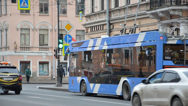 Неизвестный совершил развратные действия в троллейбусе в отношении 13-летней петербурженки