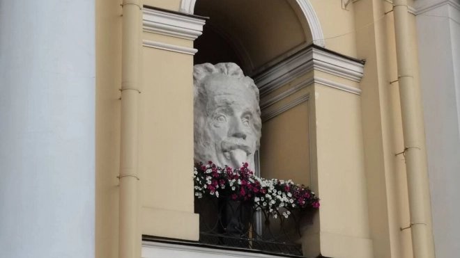 На фасаде здания Гостиного Двора петербуржцы заметили голову Эйнштейна 
