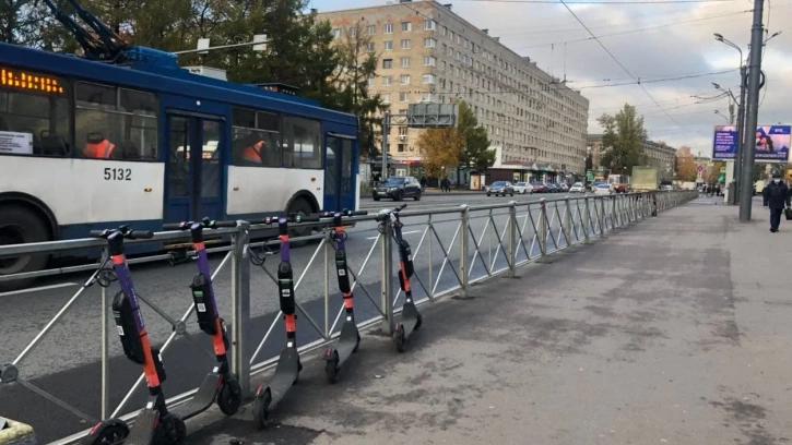 Ливень на севере Петербурга перекрыл трамвайное движение