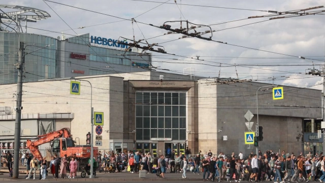 Новые дорожные знаки ограничивают стоянку у станции метро "Улица Дыбенко"