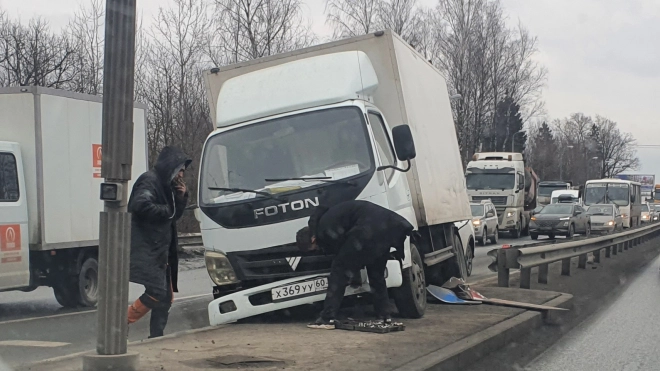 Грузовик снёс дорожный знак на Выборгском шоссе