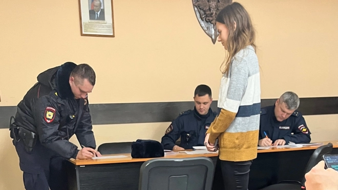 Членов ЛКСМ задержали после возложения цветов в честь Дня комсомола в Петербурге