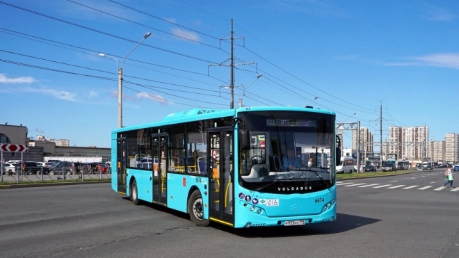 На Подъездном переулке из-за повреждения трубы автобусы изменили маршрут