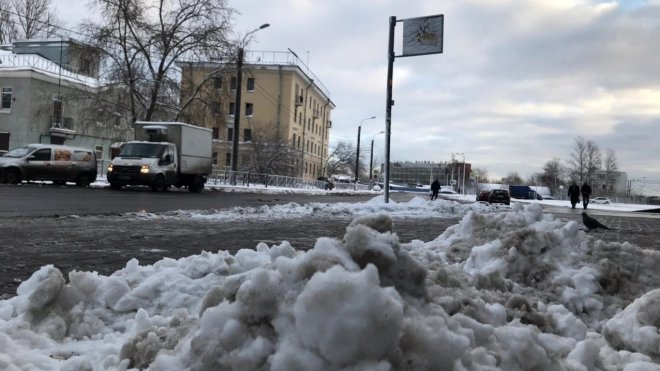 Коммунальщики Петербурга в усиленном режиме убирают дворы от снега