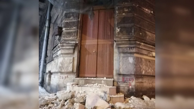 На Мытнинской рухнул фасад эркера 