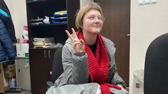 В Петербурге задержали активистку за сожжение чучела в камуфляже