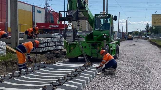 В Калининском районе ведутся работы по обновлению трамвайных путей 