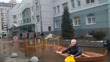 Улицу Приморского района Петербурга затопило холодной водой
