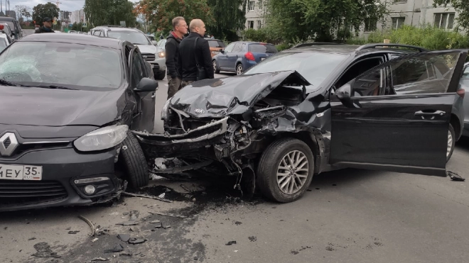 Выпивший водитель повредил 5 машин на улице Жени Егоровой