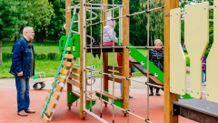 В Невском районе обновили детскую площадку в саду Чернова Дача