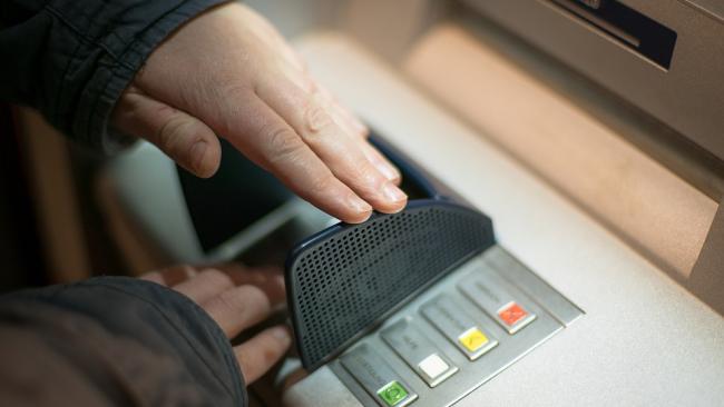 В России разрешат снимать деньги в банкомате по QR-коду с чужой карты