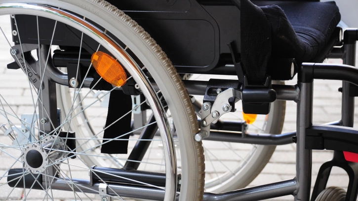 "Пассажиравтотранс" выплатит компенсацию инвалиду-колясочнику, упавшему при посадке в автобус