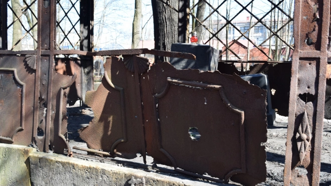Реставраторы обследовали склеп на Смоленском кладбище. На его восстановление собирала деньги студентка СПбГУ