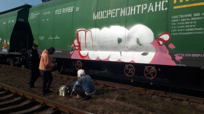 В Луге задержали двух граффитистов, разрисовавших вагоны 
