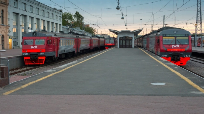 Электричка павловск спб. Электричка Петербург. Павловск электричка. Электропоезд 08 04 17. Тактовое движение Павловск.