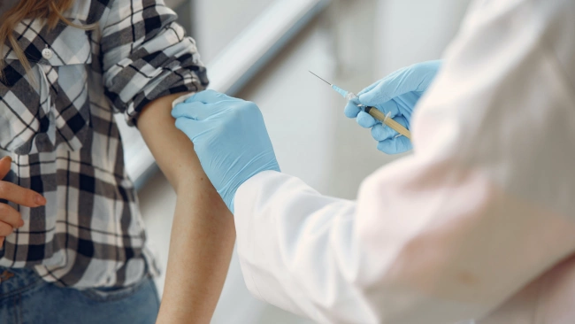 Россия рассматривает заявки на одобрение двух зарубежных вакцин от COVID-19