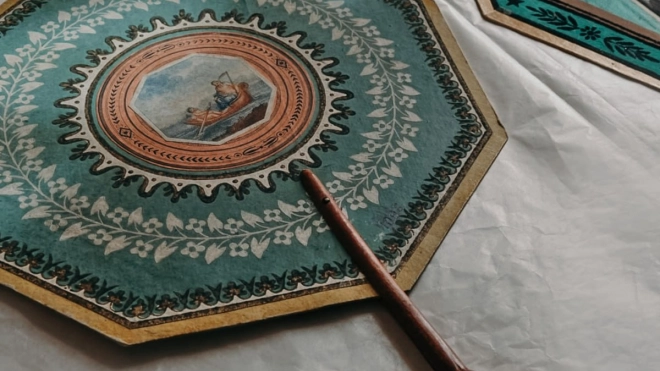 В Павловском музее-заповеднике реставраторы нашли старинный веер