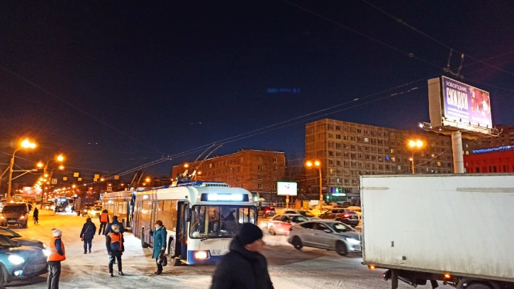 ДТП с грузовиком у Володарского моста заблокировало проезд троллейбусов 
