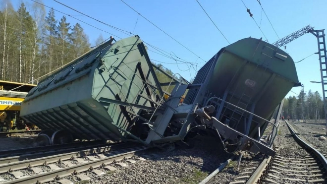 Из-за схода 14 вагонов с рельсов поезда из Мурманска прибудут с задержкой в Петербург